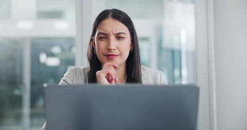 Geschäft, Denken und Frau mit Laptop, Ideen und Brainstorming mit Online-Lektüre