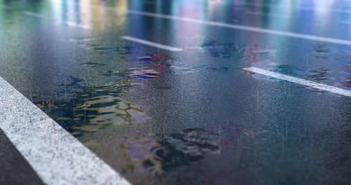 Asfalto mojado durante la lluvia