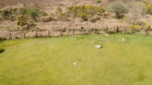 Vidéo aérienne des magnifiques paysages et routes du Royaume-Uni en Écosse