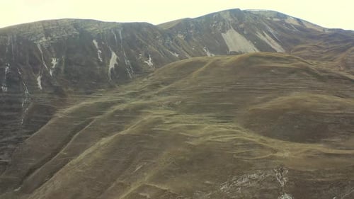 Vista aérea de la Cordillera de las Montañas Rocosas con pastos en primavera