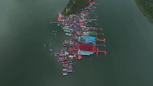 Luftaufnahme des einzigartigen Koh Panyee in Phang Nga Bay, Thailand