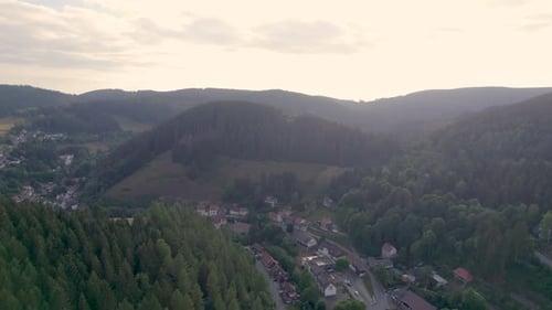 Petite ville allemande de Wildemann dans les montagnes du Harz, vol de Drone au coucher du soleil.