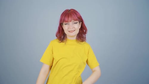Die Frau, die ruft und in die Kamera schaut, sagt hey du.
