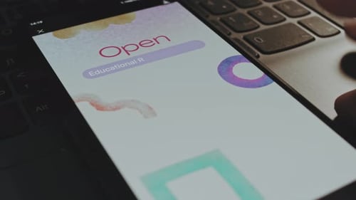 Inscrição de recursos educacionais abertos na tela do smartphone: pinceladas em aquarela em branco