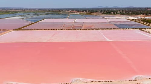 Vista aérea de los coloridos estanques de evaporación de sal en Ses Salines d'Es Trenc