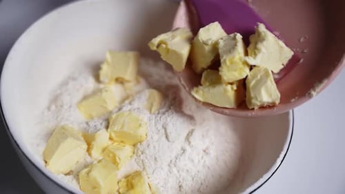 Mezclar los ingredientes en un tazón para hacer pastel de mantequilla con enfoque selectivo