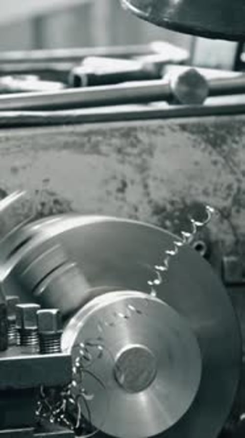Schlosser bedient Drehmaschine mit Präzision in der Werkstatt