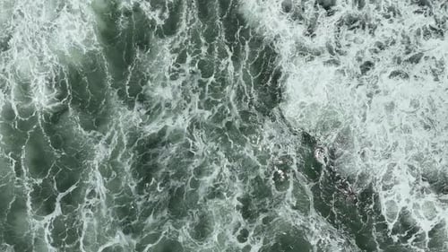 Vista aérea de las olas del océano con espuma blanca