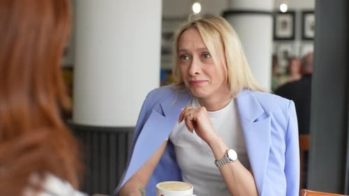 Nahaufnahme einer hübschen rothaarigen jungen Frau, die Geschichten erzählt und lustige Gespräche mit Unbekanntem führt