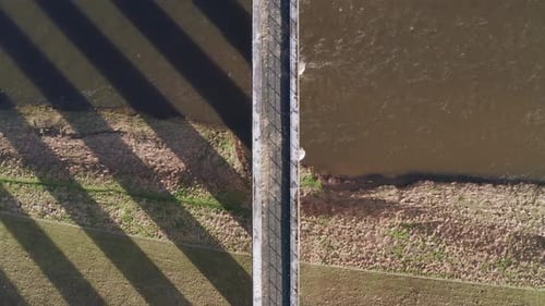Vista aérea del viaducto de Leaderfoot y las sombras del río, Scottish Borders.
