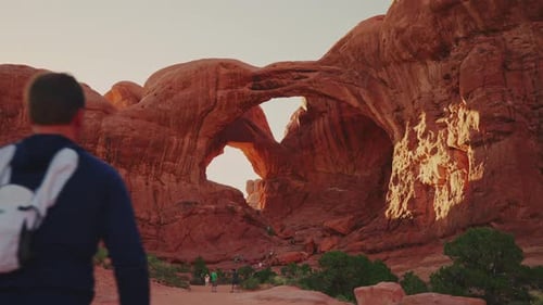 Randonnée touristique vers Double Arch dans le parc national des Arches