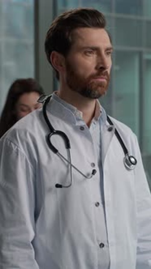 Homme caucasien expérimenté et confiant, médecin barbu, thérapeute, médecin, radiologue, stéthoscope
