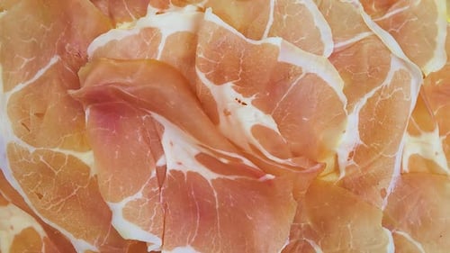 Tranches de viande séchée en couches disposées selon un motif circulaire