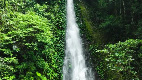 Ein wunderschöner Wasserfall in den Bergen