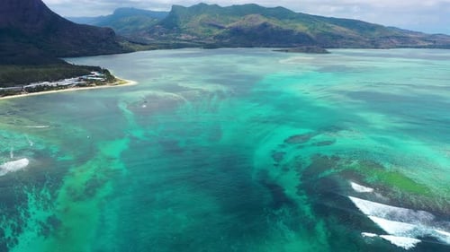 Luftaufnahme des Inselpanoramas von Mauritius und des berühmten Berges Le Morne Brabant, wunderschöne blaue Lagune
