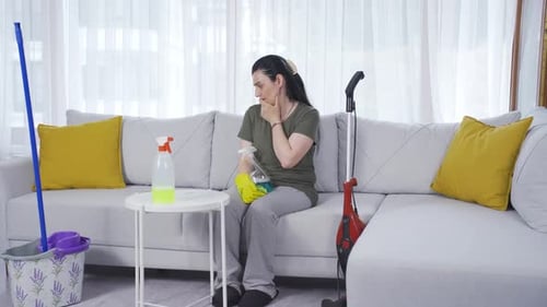 Die Frau, die mit dem Putzen nicht zurechtkommt.