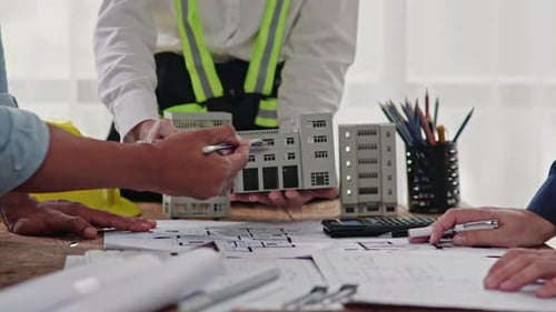 Remue-méninges et évaluation des estimations sur les dessins de construction, la conception, l'architecture et l'ingénierie