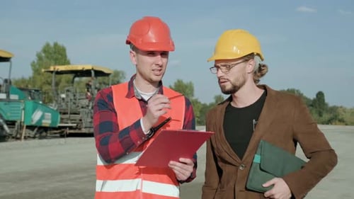 L'homme communique avec le constructeur en contrôlant le processus de travail
