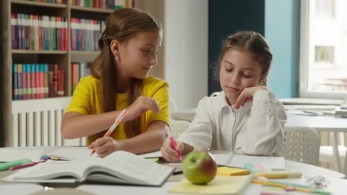 Kleine Mädchen Kaukasische Kinder Kinder Schüler Grundschüler im Klassenzimmer lernen Problem