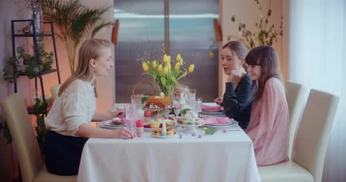 Irmãs conversando em casa no café da manhã de Páscoa em casa