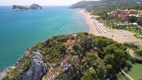Luftaufnahme von Strand, Booten, Insel, Resort, Wald, Bergen, Türkei.