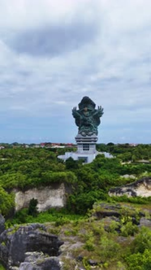 Vue panoramique aérienne verticale de la statue de Garuda Wisnu Kencana