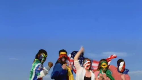 Steadicam de un joven grupo de seguidores del deporte patriótico que celebran con
