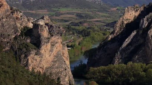 Luftaufnahme einer Flussschlucht mit Felsformationen und Bahngleisen, die die Schönheit der Natur einfangen