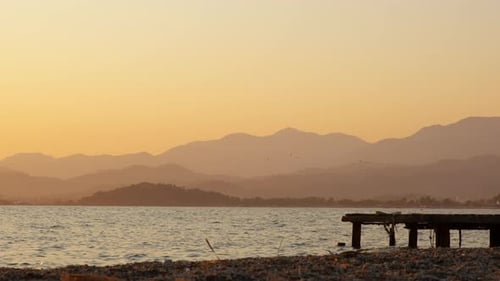 Pier in Richtung eines schönen Morgensees