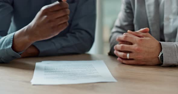 Signature écrite par l'entreprise, les mains et le client sur le ...