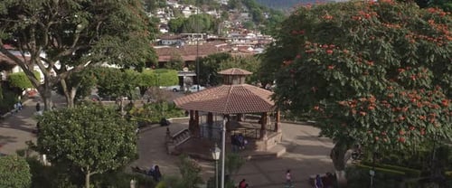Vista aérea del encantador pueblo mexicano con una relación de aspecto de 2.35