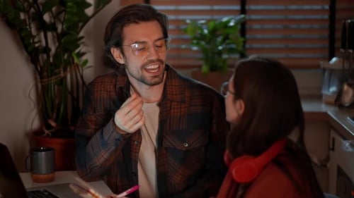 Brunette masculine confiante à lunettes avec chaume Un professeur d'anglais étudie les langues étrangères ensemble