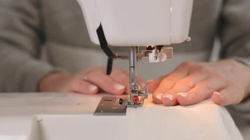 Ich arbeite an einer Nähmaschine in Bewegung