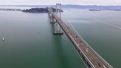 Luftaufnahme der Brücke über den Fluss