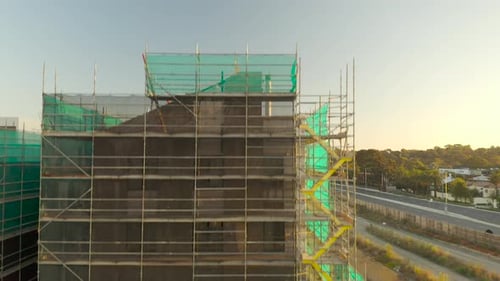 Ascenso paralelo con drones junto a los andamios de construcción en un sitio de desarrollo en Melbourne, Australia.
