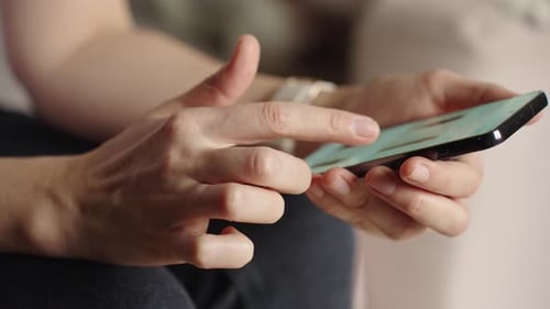 Person, die drinnen auf dem Smartphone in sozialen Medien surft