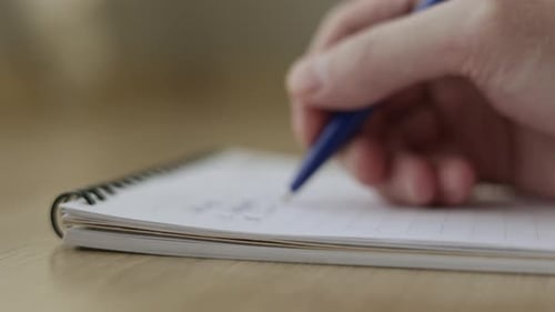 Bolígrafo en mano y un cuaderno para notas registran el plan y las ideas, los pensamientos y las acciones, la planificación y