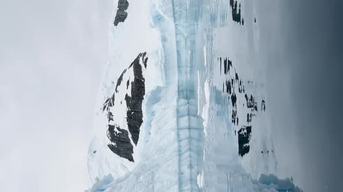 Im Südpolarmeer vor der Küste der Antarktis zieht ein riesiger Hochgletscher vorbei
