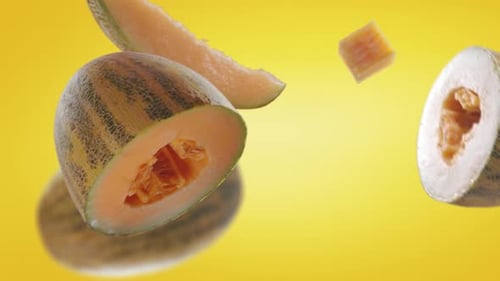 Fliegende Melone und Melonenscheiben auf gelbem Hintergrund