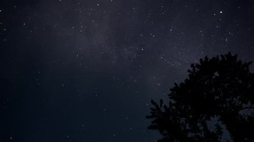 Sterne bewegen sich über den Nachthimmel