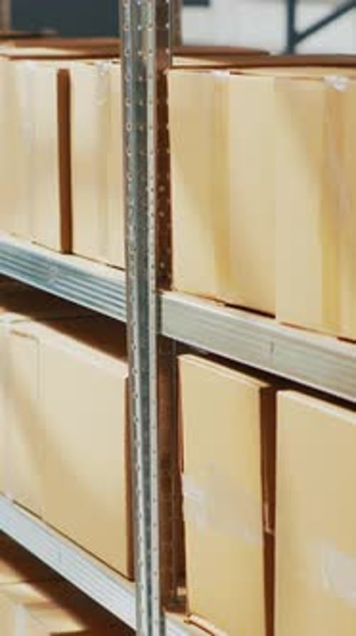 Vidéo verticale : plusieurs boîtes en carton placées sur des supports et des étagères