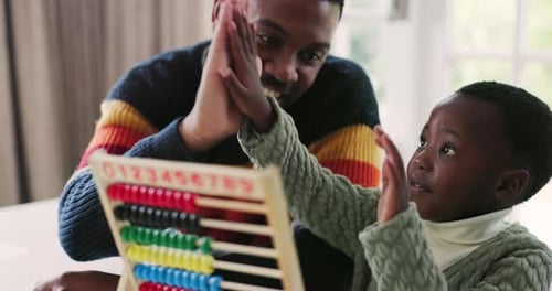 Familia negra, ábaco y padre, hijo de cinco años para educación, aprendizaje y clases de matemáticas en casa