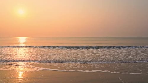Atemberaubender goldener Sonnenuntergang über dem Meer