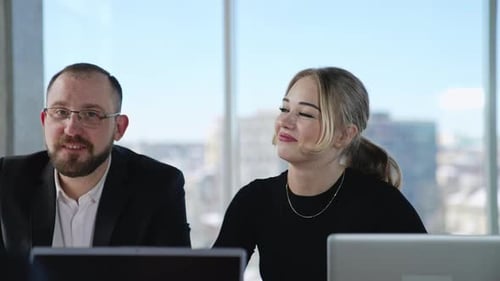 Interaktion und Zusammenarbeit bei geschäftlicher Teamarbeit. Kollegen tauschen Ideen
aus
