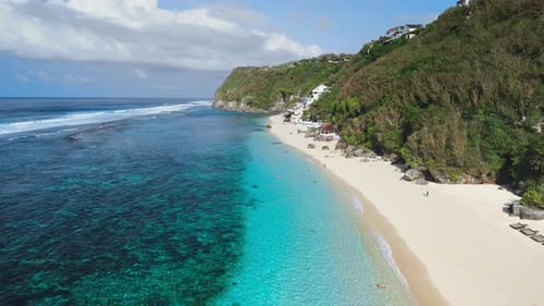 Paisaje pintoresco con costa de acantilados y playa idílica con vista aérea del océano azul con Melasti