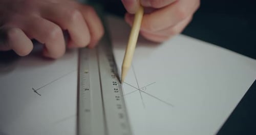 Frau zeichnet und arbeitet an einem Projekt