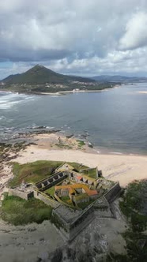 Vista aérea de la playa de Camarido con fortaleza, Portugal.