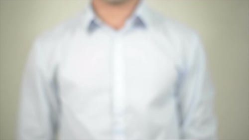 Werker schreibt auf transparentem Bildschirm