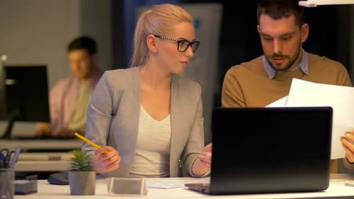 Conceito de negócios, falhas e prazos - Equipe com laptop e documentos