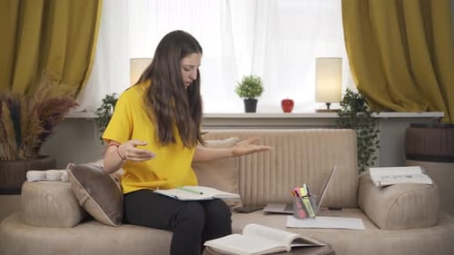 L'étudiante qui lance le téléphone est en colère.